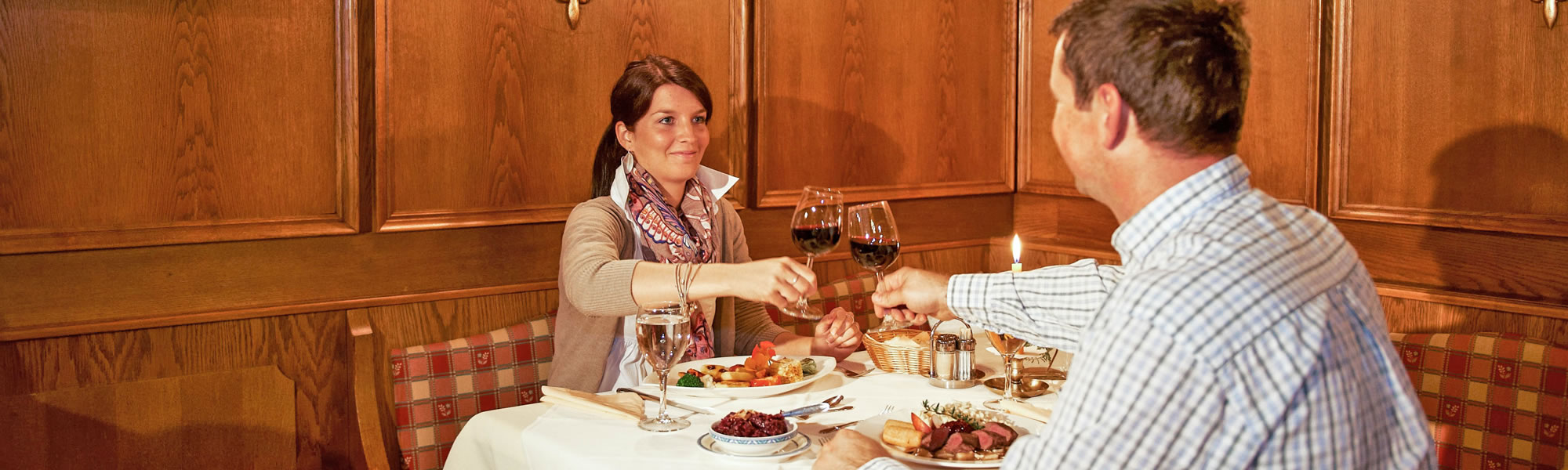 Lassen Sie es sich schmecken in unserem Restaurant. Wir servieren Bio-Genüsse der Region.