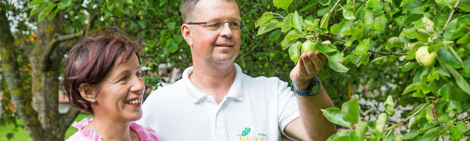 Familie Mayr im Obstgarten