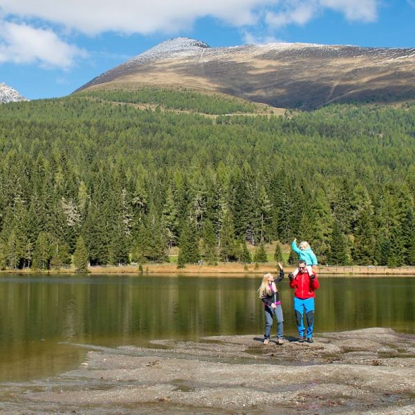 Familienwanderung zu einem Bergsee